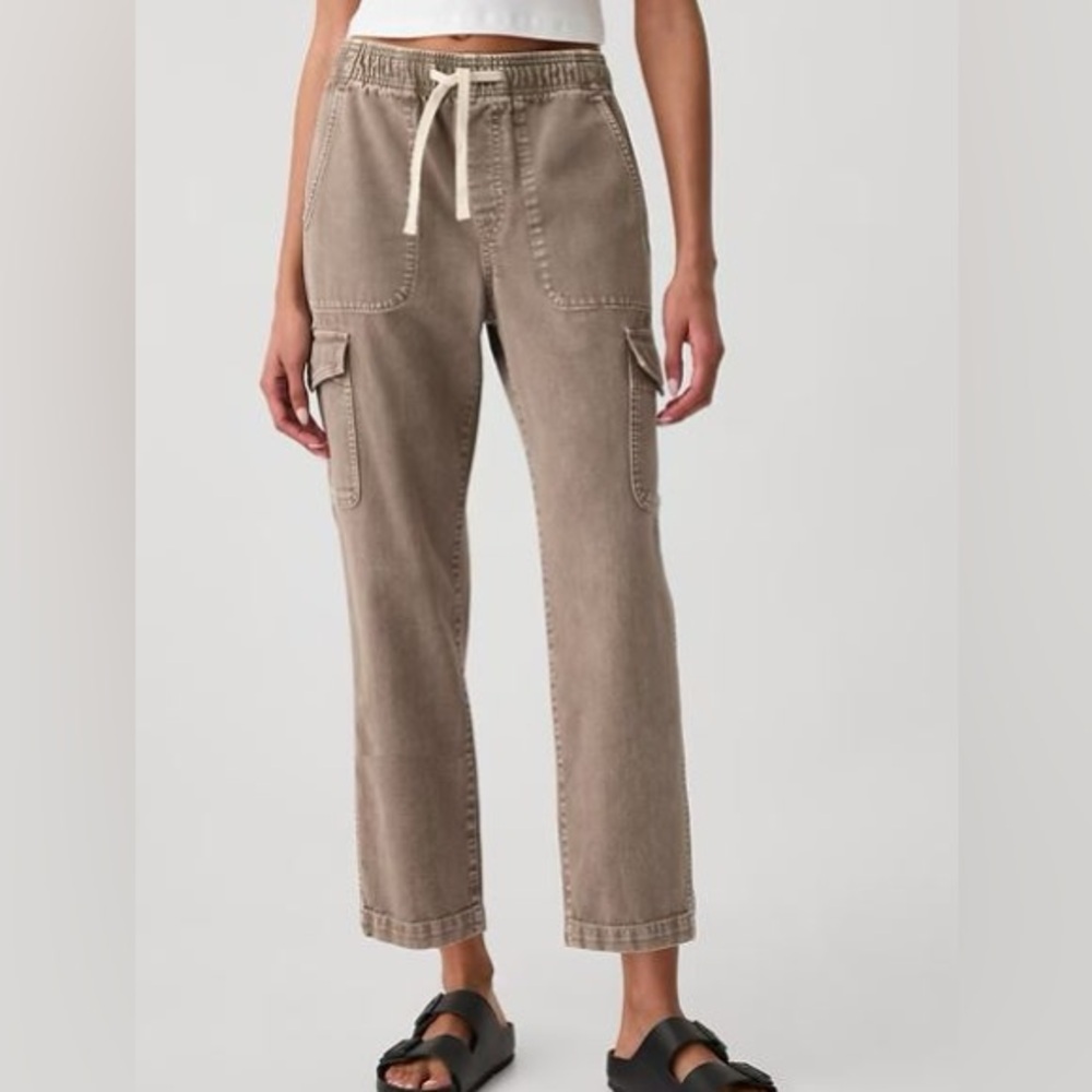GAP Mid Rise Easy Cargo Jeans - Brand New, No Tags